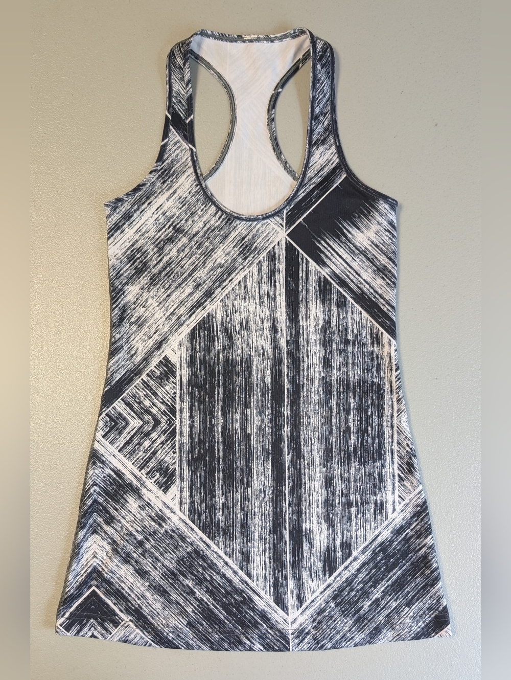 Lululemon size 4/6 black and white tank top
